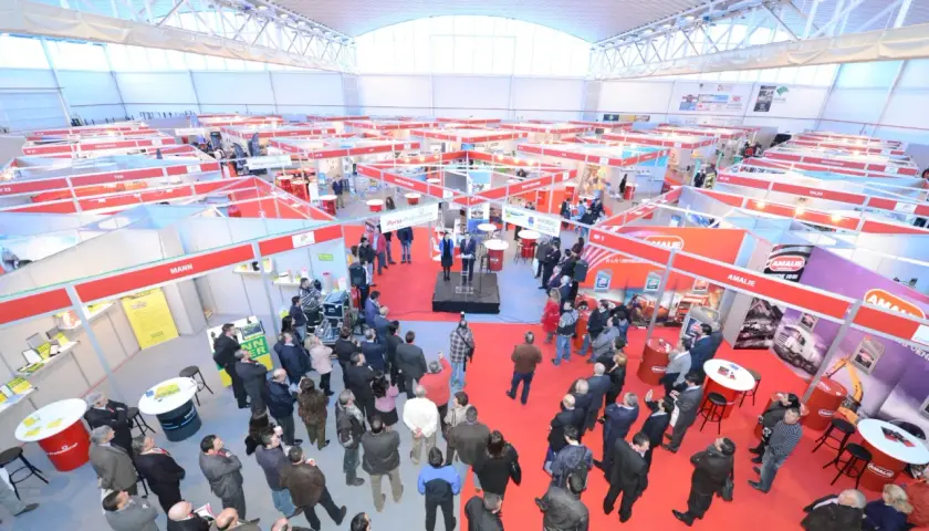 Vista aérea de una feria comercial, con puestos y asistentes. Un ejemplo de cómo organizar una feria exitosa.