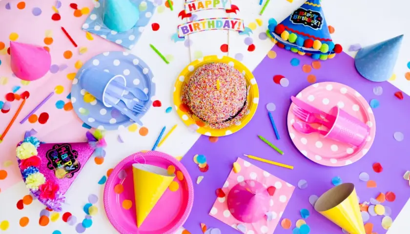 Ideas para celebrar cumpleaños en casa: pastel, sombreros, confeti y platos de colores. ¡Fiesta lista!