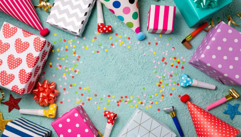 Regalos, sombreros de fiesta y confeti listos para ayudarte a organizar un cumpleaños inolvidable. ¡La celebración está a punto de comenzar!
