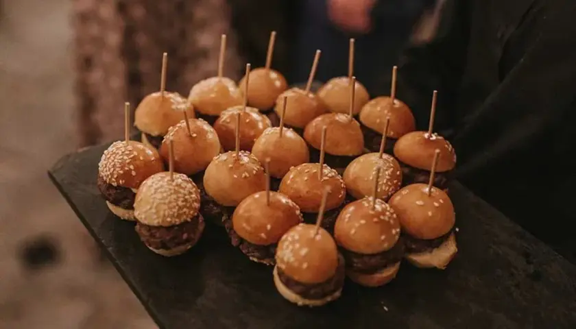 Mini hamburguesas perfectas para un menú infantil de boda.