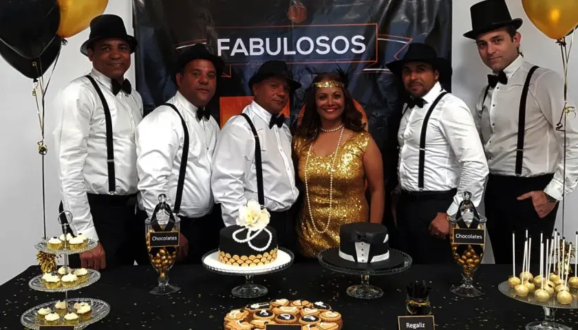 Grupo celebra una fiesta temática de los años 20 con un pastel, galletas y dulces. ¡Una auténtica celebración de cumpleaños!