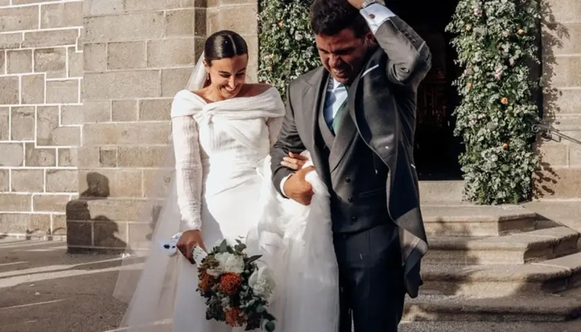 Novios saliendo de la iglesia, ella con un vestido elegante y él con traje, mostrando diferentes estilos de boda.
