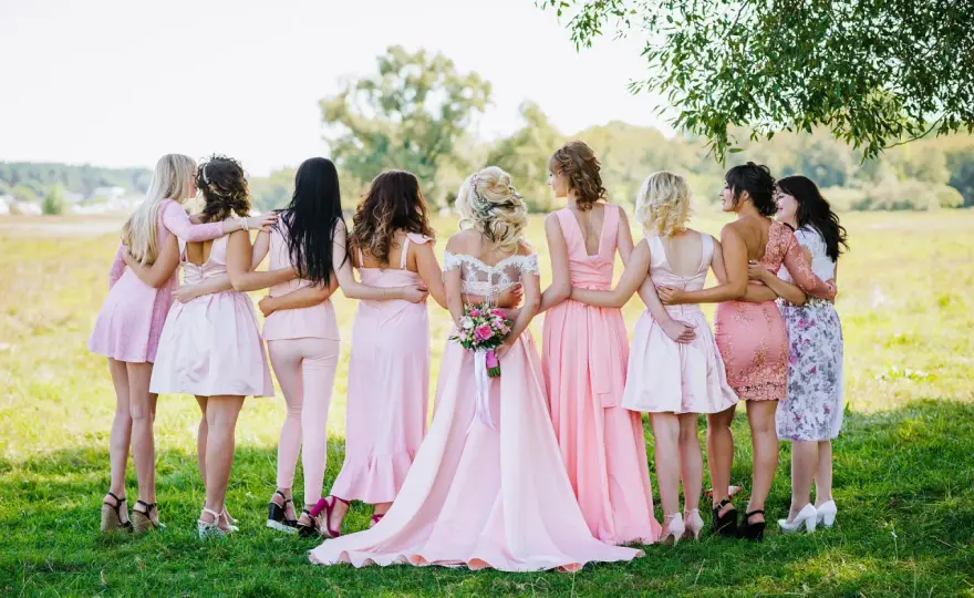Damas de honor del novio en España - ¿Cómo llamarlas?