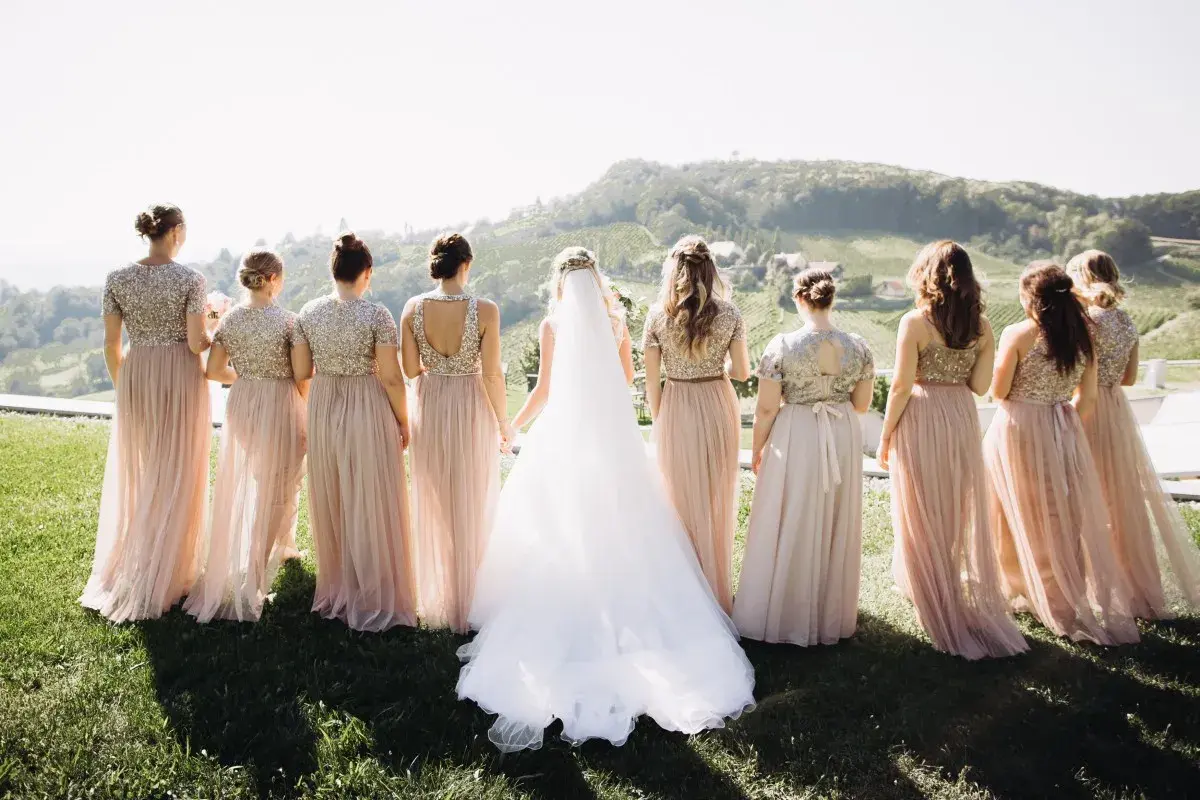 Novia y damas de honor con vestidos a juego, un ejemplo de dress code para bodas.