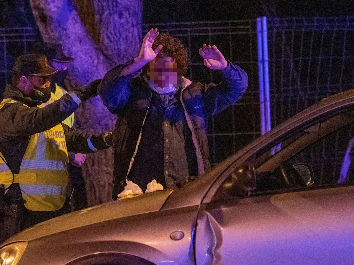 Guardia Civil detiene a hombre con las manos en alto. Quizás no supo como hacer una fiesta privada legal.
