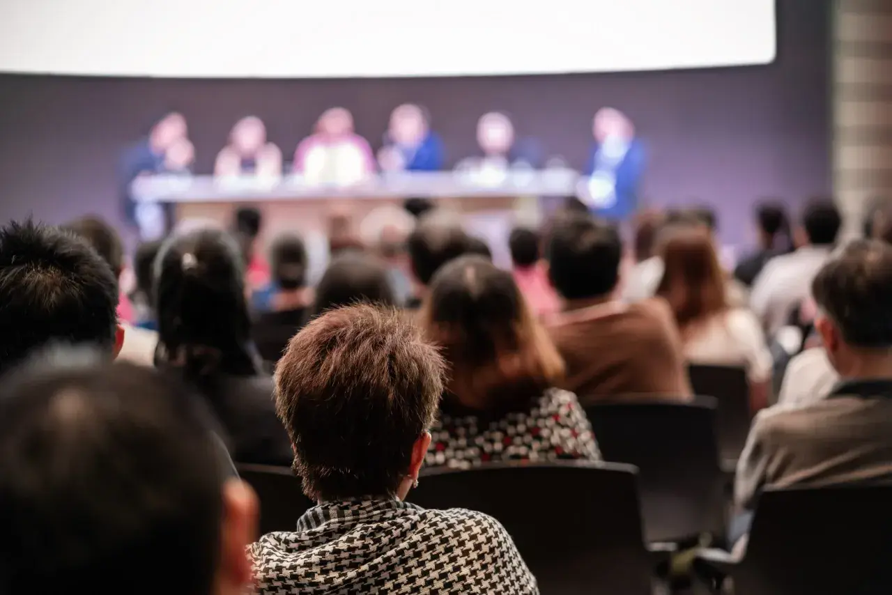 Público atento en una conferencia, un evento organizado por **empresas organizadoras de eventos**.