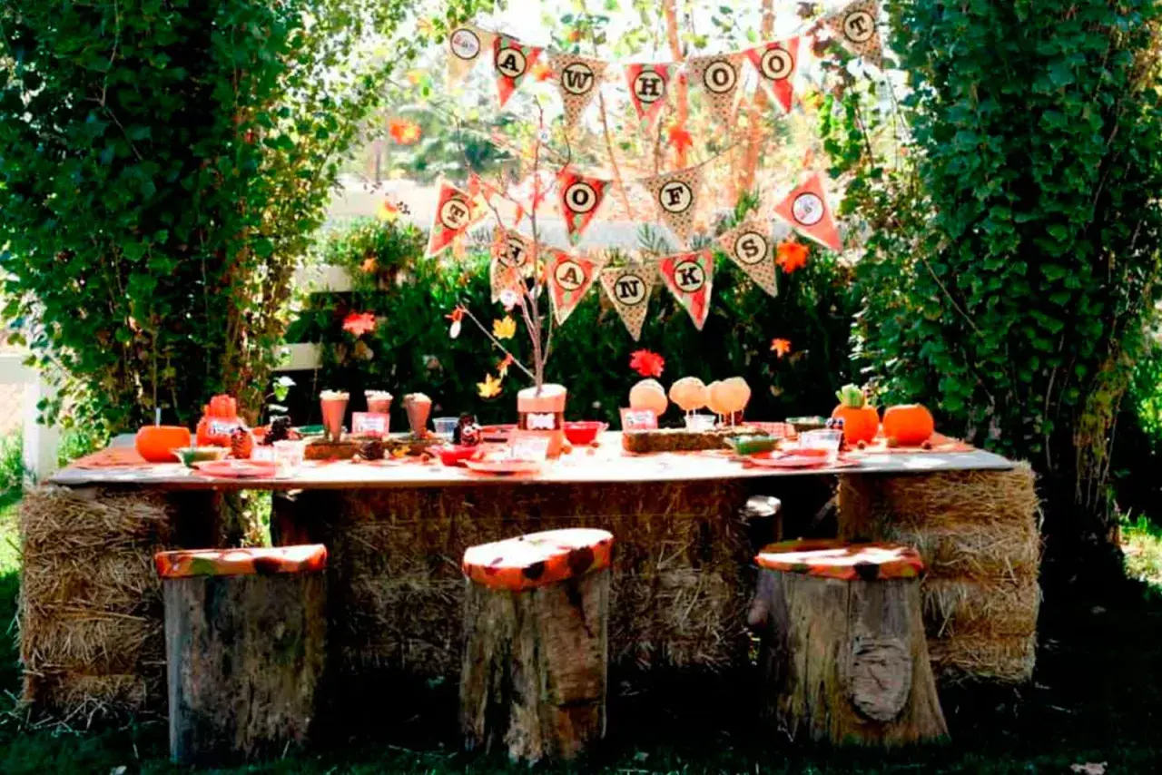 Mesa rústica con decoración otoñal para adultos, ideas para cumpleaños al aire libre fáciles. ¡Perfecta para una celebración campestre!