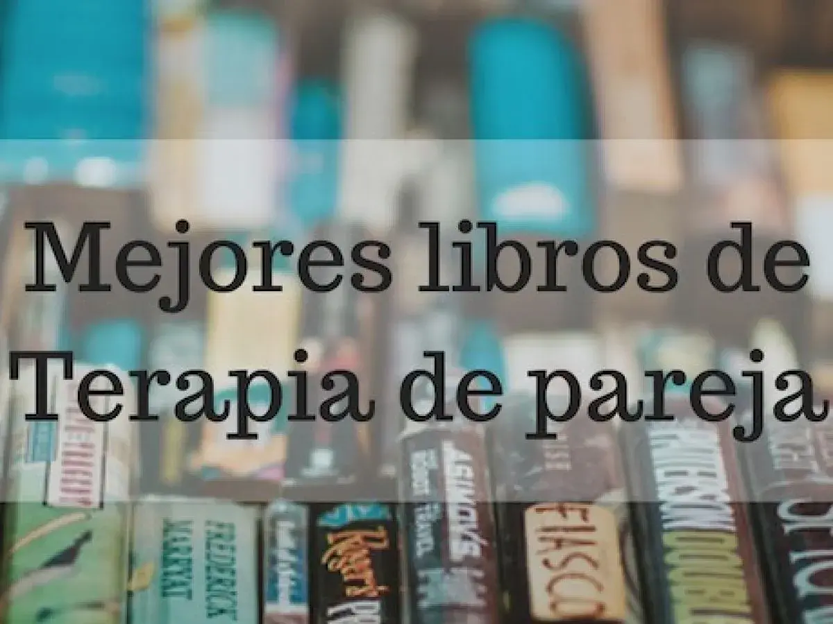 Estantería con **libros de terapia de pareja**.