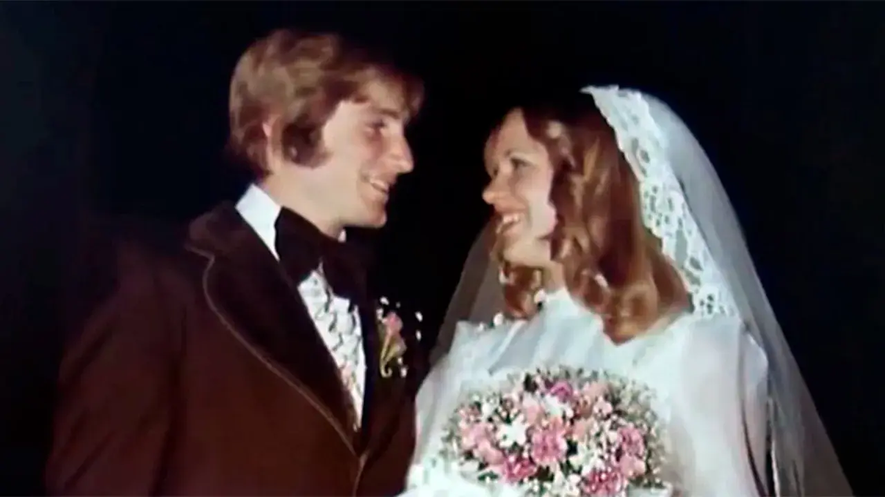 Novios sonriendo, ella con velo y ramo, él con traje. Un recuerdo de bodas a los 20 años.