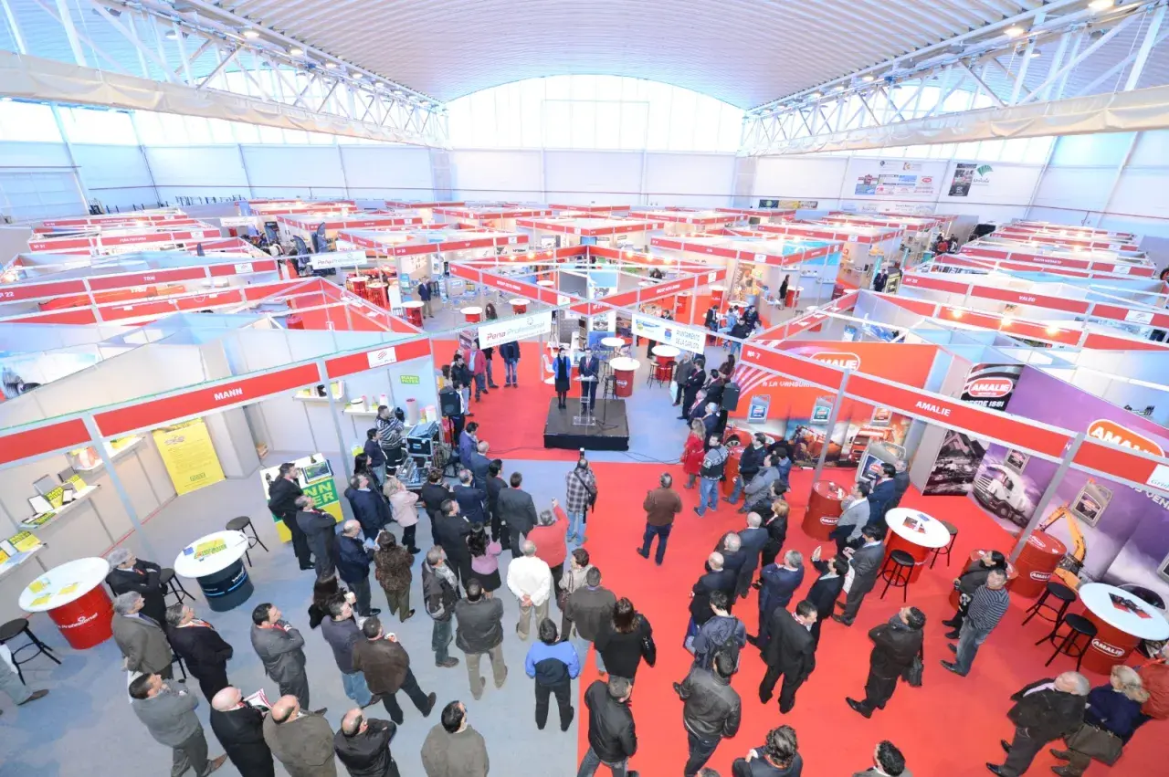 Vista aérea de una feria comercial, con puestos y asistentes. Un ejemplo de cómo organizar una feria exitosa.