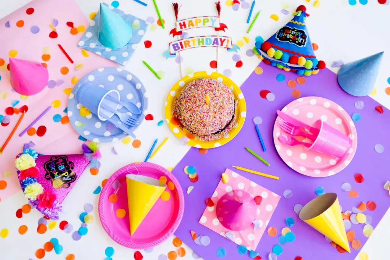 Ideas para celebrar cumpleaños en casa: pastel, sombreros, confeti y platos de colores. ¡Fiesta lista!