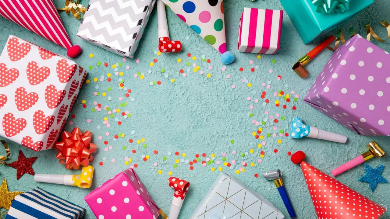Regalos, sombreros de fiesta y confeti listos para ayudarte a organizar un cumpleaños inolvidable. ¡La celebración está a punto de comenzar!