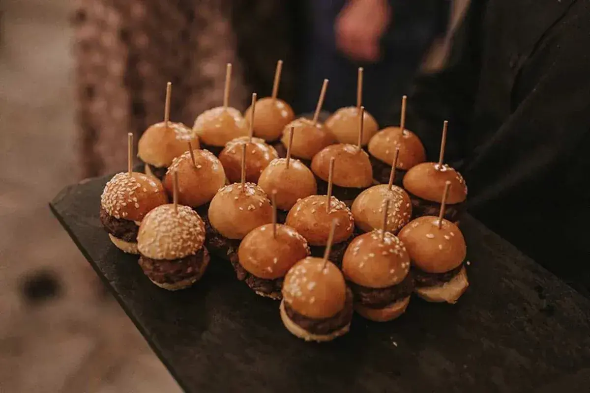 Mini hamburguesas perfectas para un menú infantil de boda.