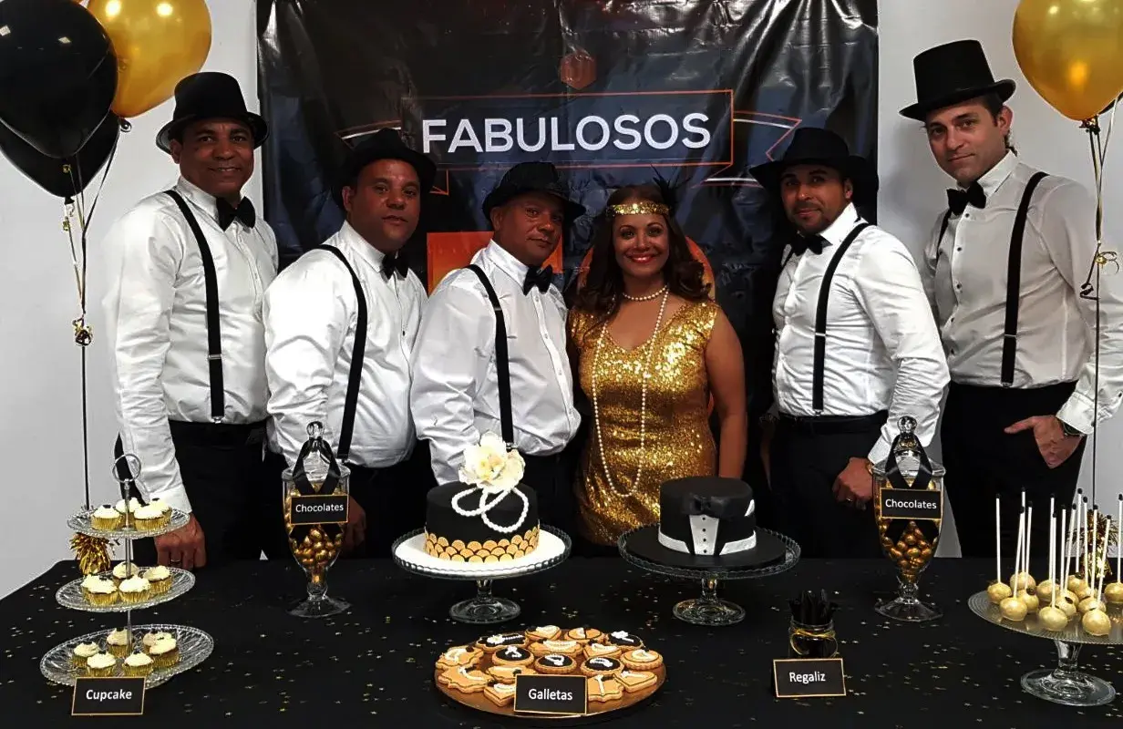 Grupo celebra una fiesta temática de los años 20 con un pastel, galletas y dulces. ¡Una auténtica celebración de cumpleaños!