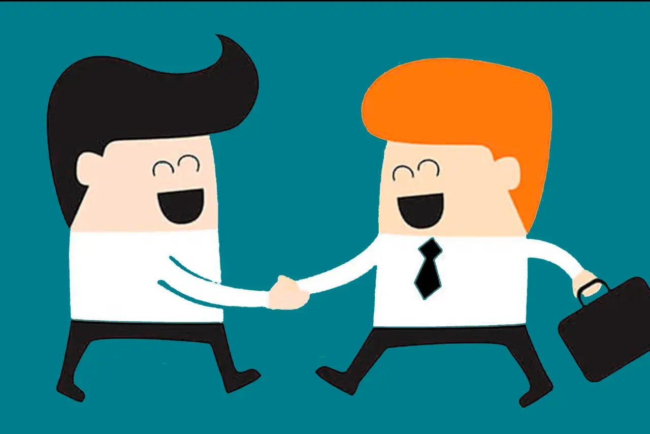 Dos hombres de negocios sonríen y se dan la mano, mostrando asertividad positiva en un acuerdo.