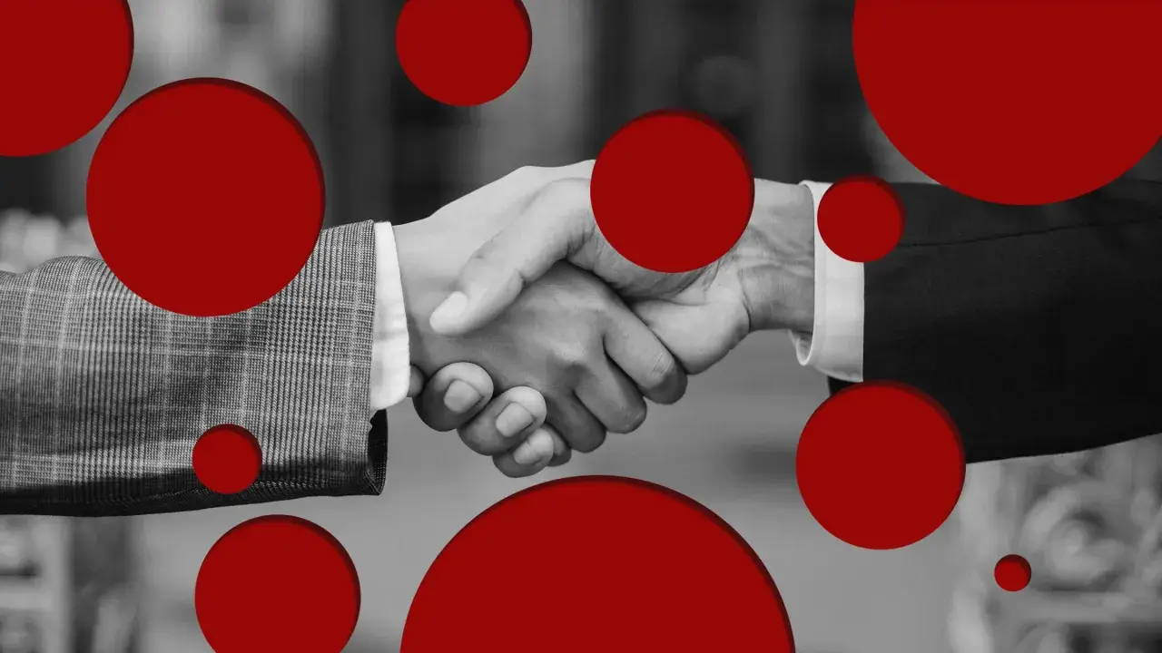 Apretón de manos entre dos personas, con círculos rojos superpuestos. Son señales de que si te van a contratar.