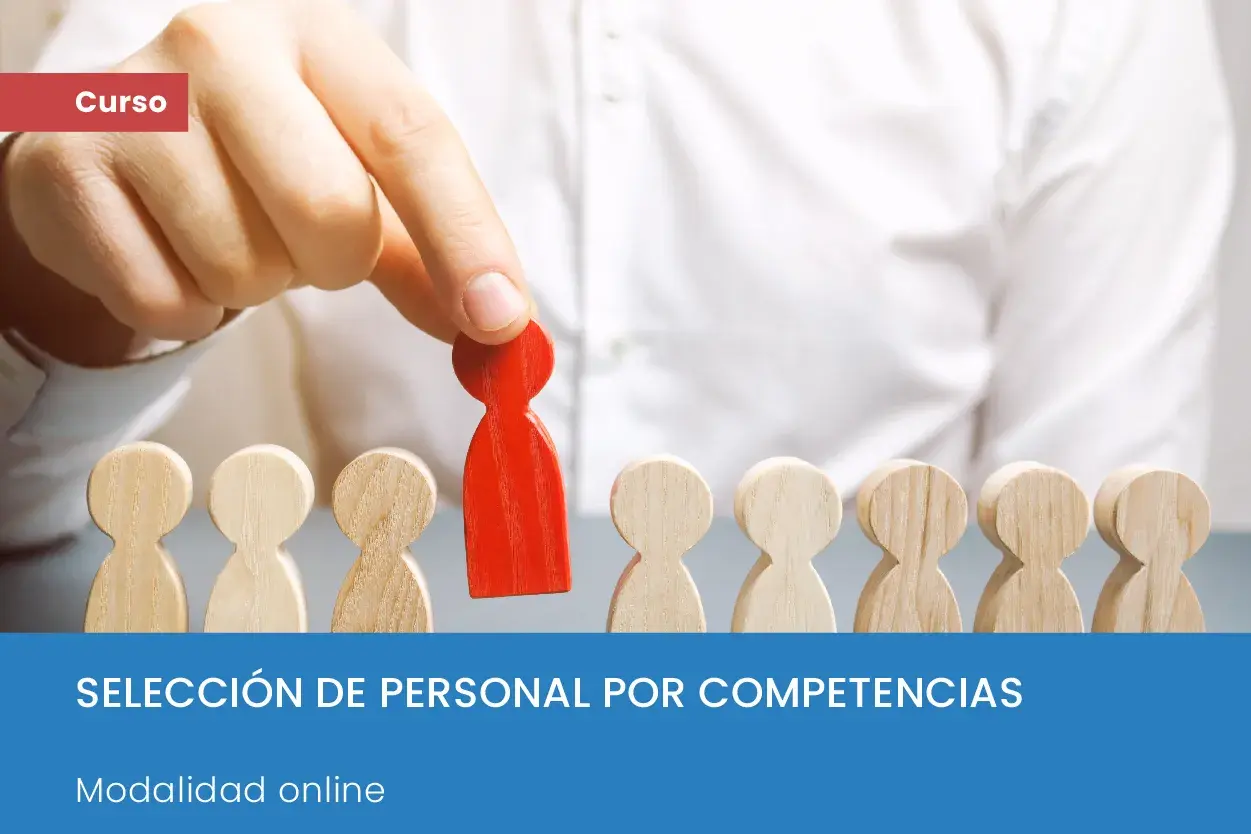 Curso de selección de personal. Mano elige figura roja entre otras de madera. Modalidad online.