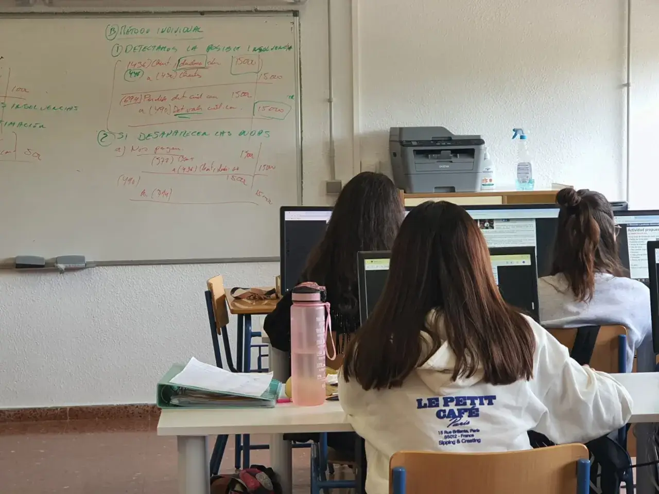 Estudiantes en un curso de gesti&oacute;n administrativa, analizando datos en sus ordenadores.