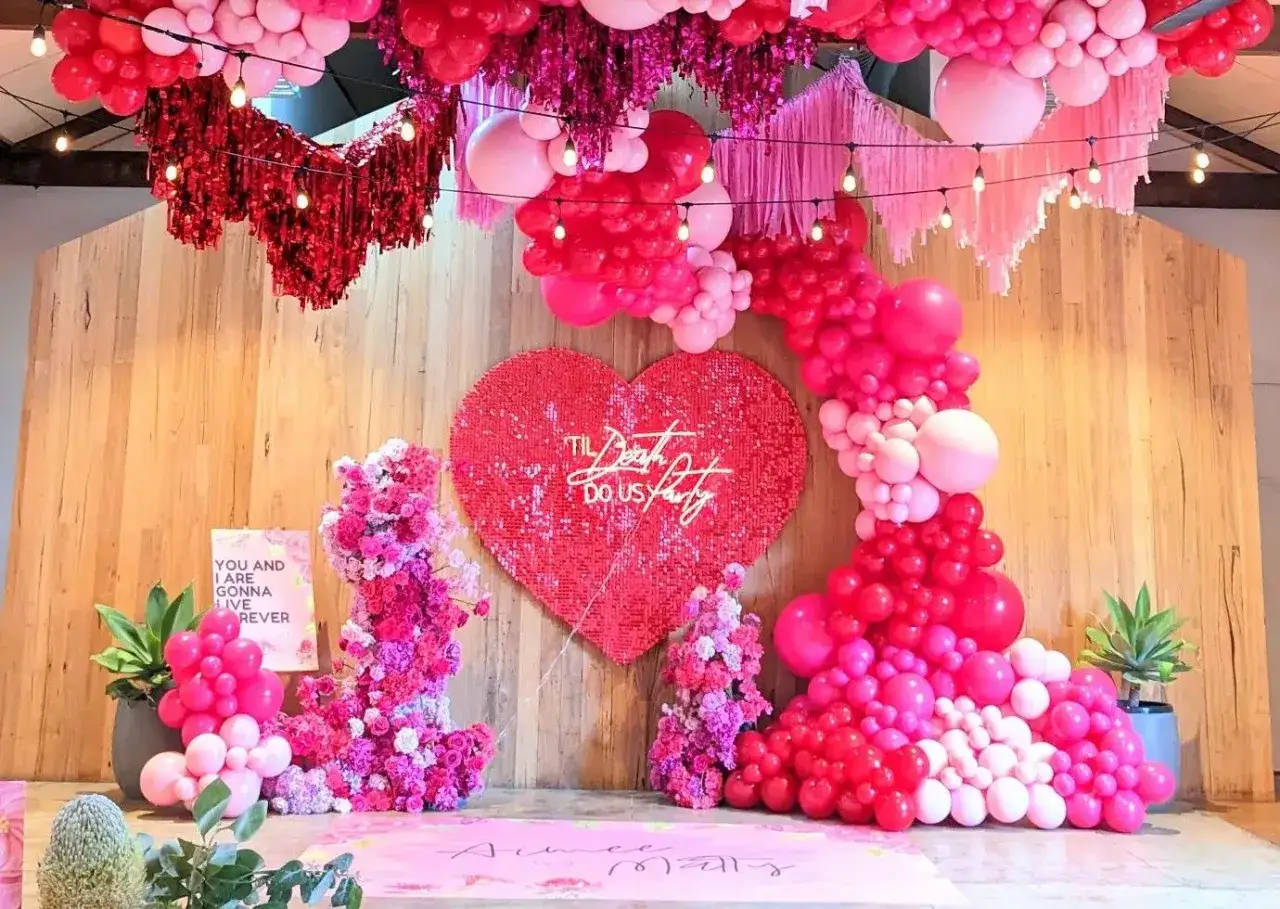 Espectacular decoracion barra libre boda con arco de globos rosas y rojos, corazón de lentejuelas y flores. ¡Fiesta hasta el amanecer!