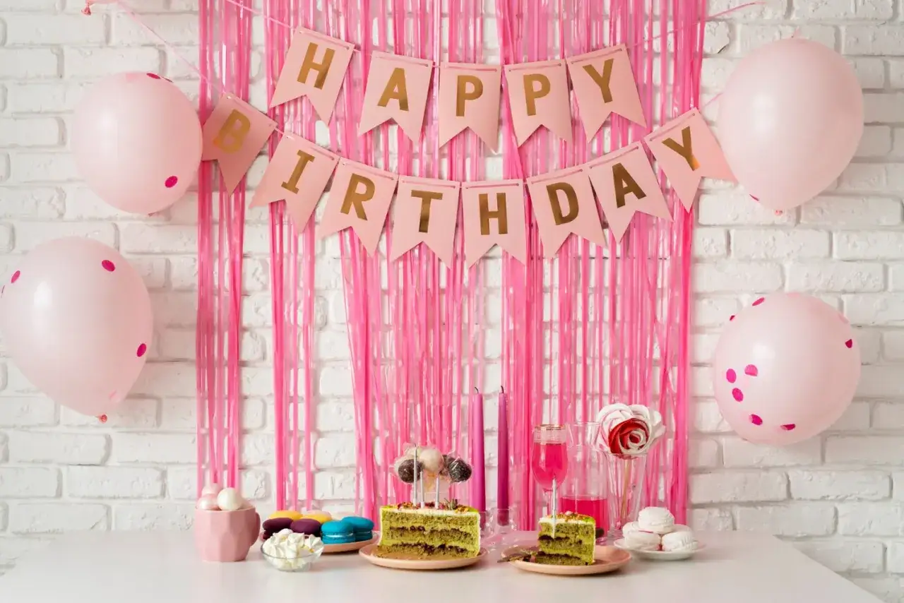 Ideas para celebrar cumplea&ntilde;os en casa: globos rosas, pastel verde, dulces y cartel 
