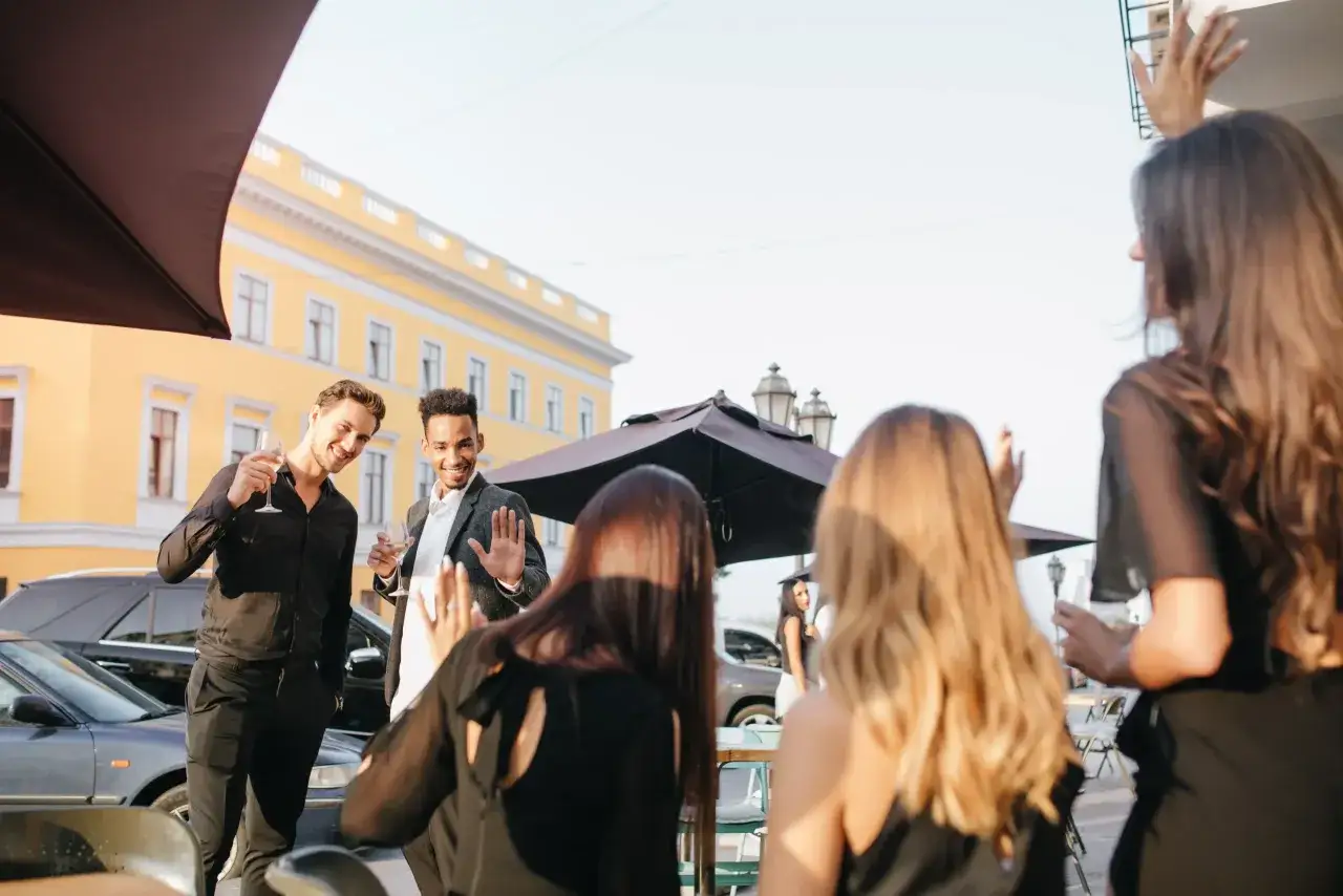 Hombres brindan y saludan en una fiesta privada legal al aire libre.