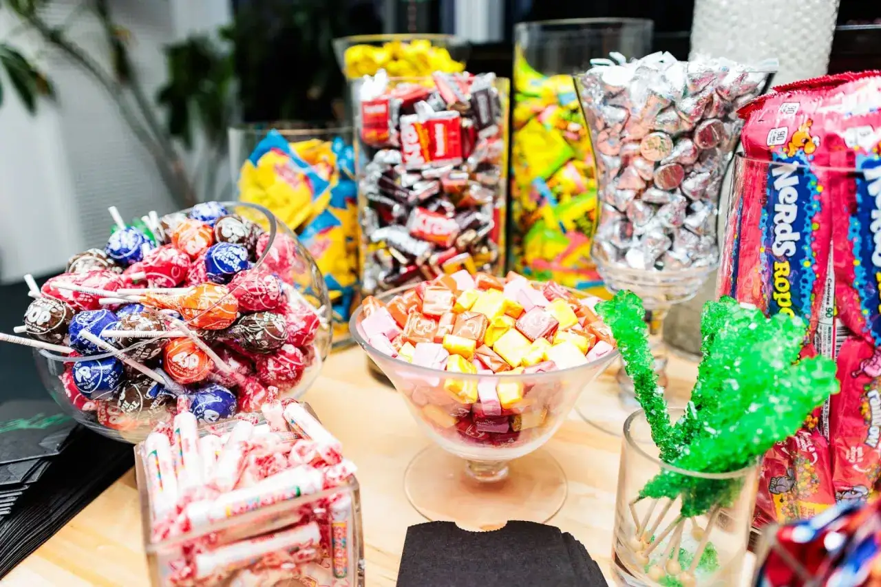 Un candy bar lleno de piruletas, caramelos y chocolates. &iexcl;Un fest&iacute;n de dulces para todos!