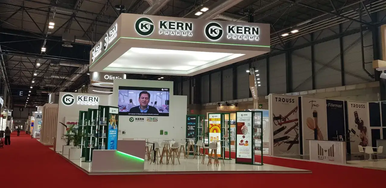 Un stand de KERN PHARMA en una feria. Ideas para organizar una feria: diseño de stands, pantallas informativas y productos.