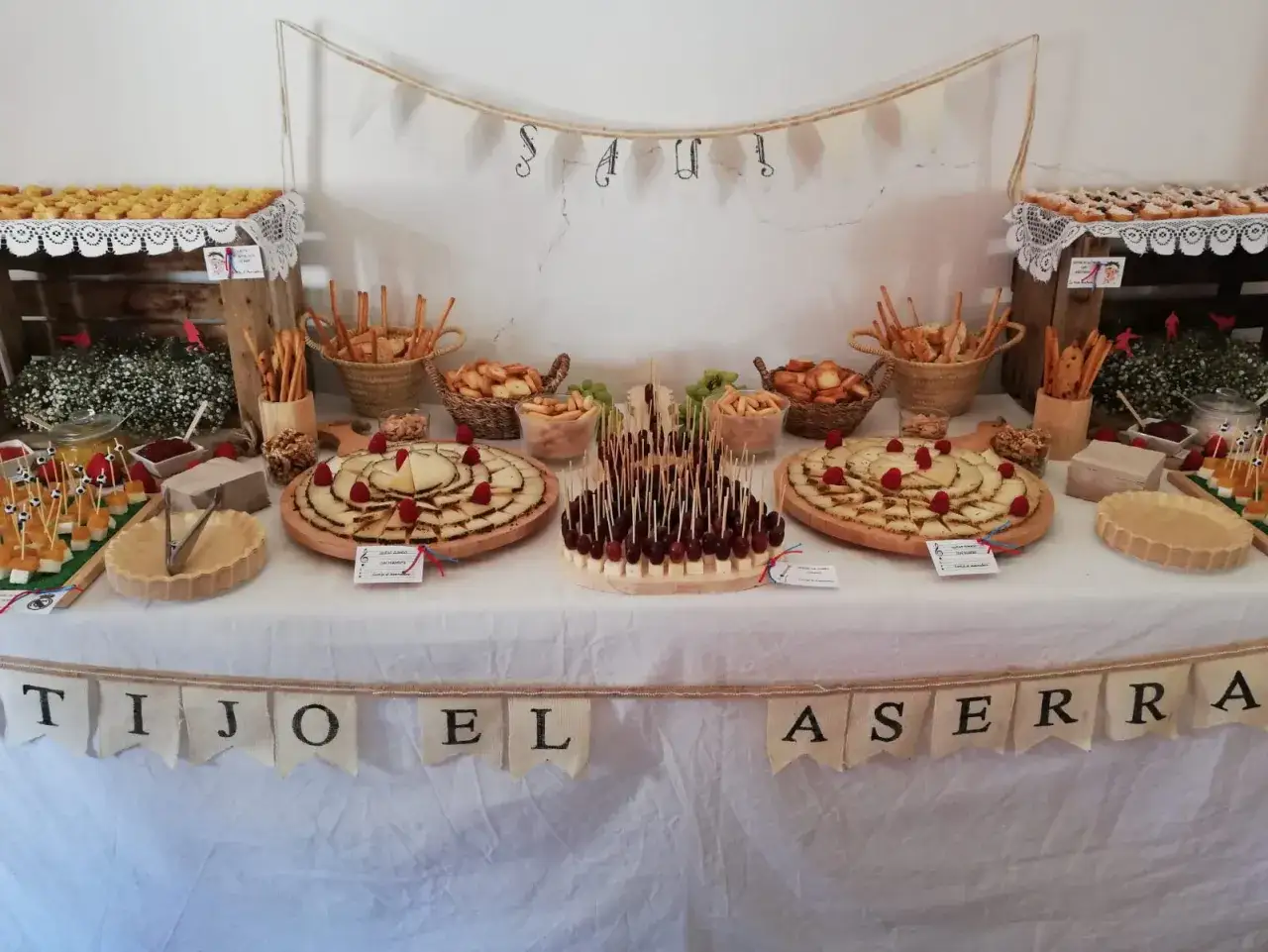 Mesa de aperitivos para comuniones con quesos, frutas, panecillos y dulces. &iexcl;Una delicia para celebrar!