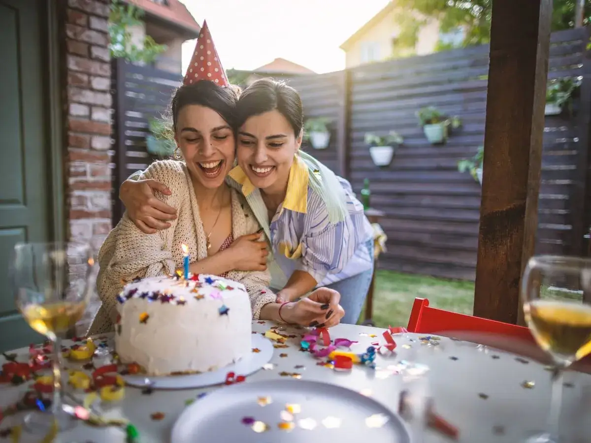 Dos amigas celebran un cumplea&ntilde;os con pastel y confeti. &iexcl;Ideas geniales de cosas para hacer en tu cumplea&ntilde;os con amigos!