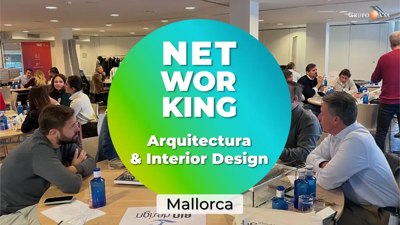 Gente en una convenci&oacute;n de empresa en Mallorca, disfrutando de un evento de networking de arquitectura y dise&ntilde;o de interiores.
