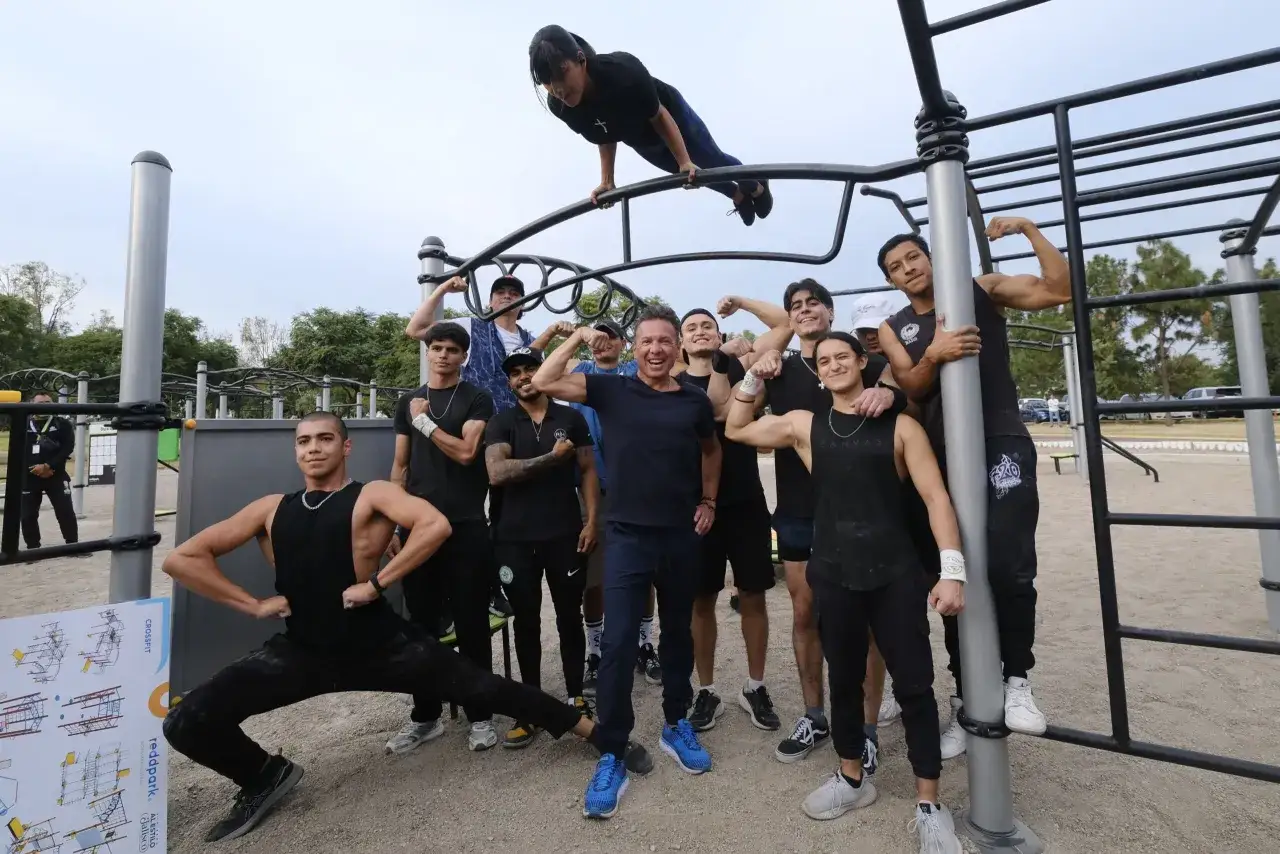 Un grupo de jóvenes muestra su fuerza en un parque de calistenia que es un entrenamiento de peso corporal.