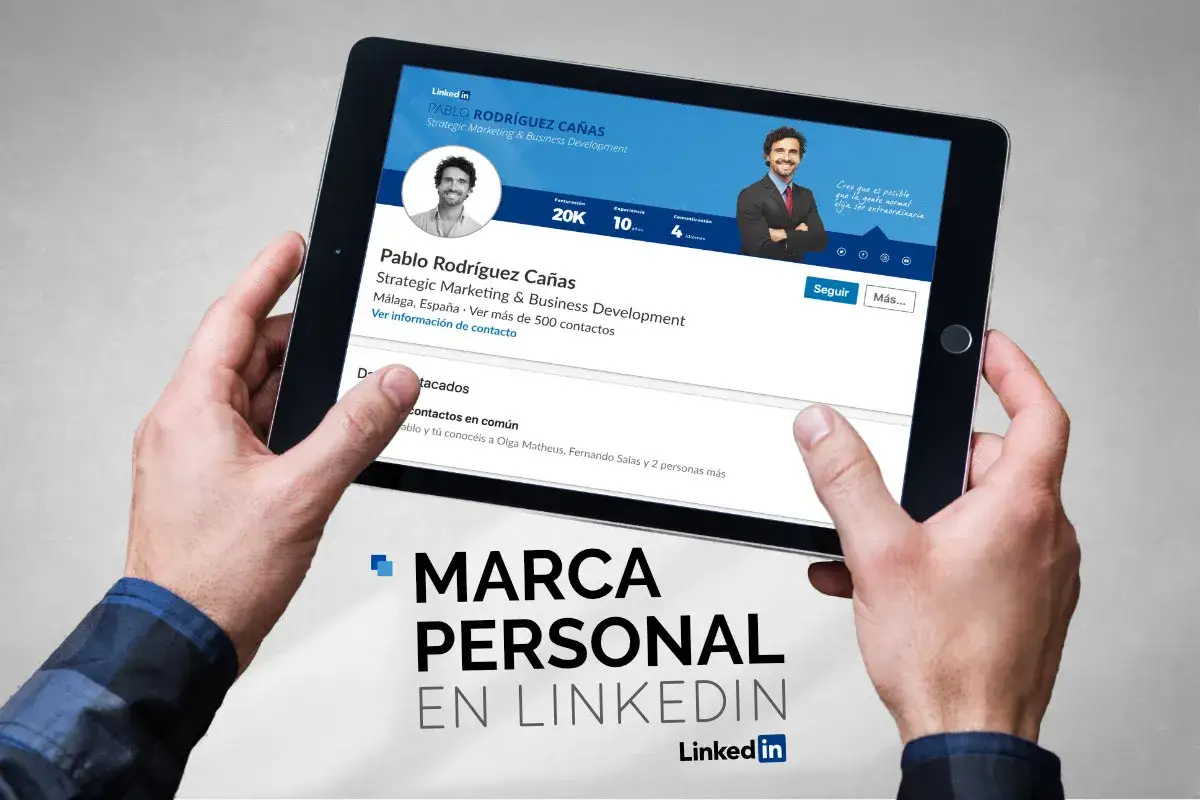 Tablet muestra perfil de LinkedIn de Pablo Rodr&iacute;guez Ca&ntilde;as, experto en marketing y desarrollo de negocios. Ideal para un curso de marca personal.