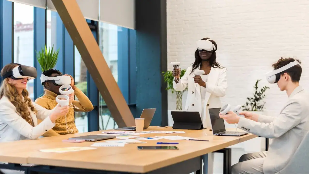 Personas en una oficina probando realidad virtual, prepar&aacute;ndose para futuros eventos h&iacute;bridos.