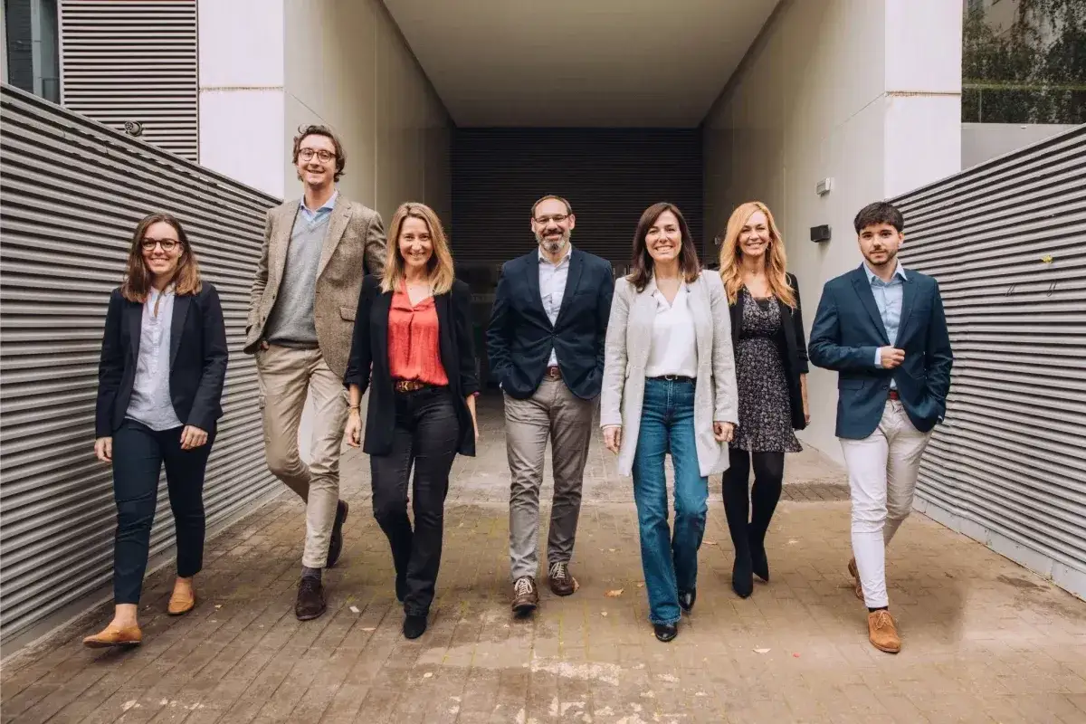 Equipo profesional caminando, listo para un curso de ventas.