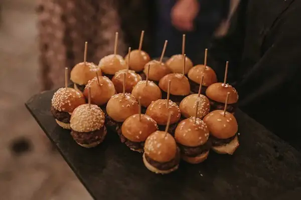 Mini hamburguesas perfectas para un menú infantil de boda.